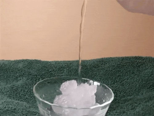 超冷水接触到冰立刻凝固