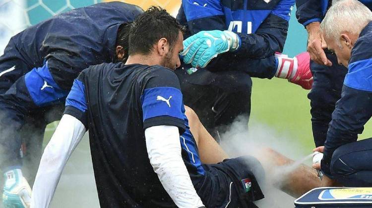 足球运动员受伤后喷的是什么？